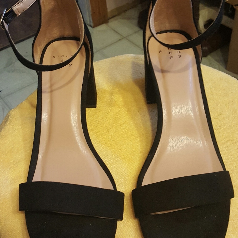 Back chunky heel sandals